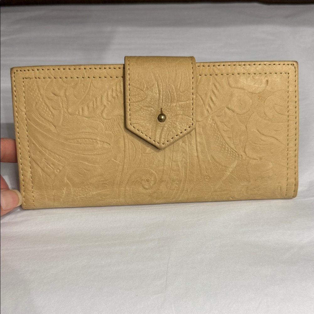 American Leather Co. Elegant Tan Women's Wallet - Picture 5 of 7
